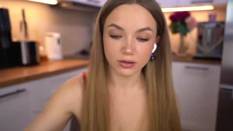 Im Anita thumb up me please its important online show from 04.03.26