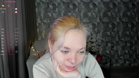 Snapshot of anna_aaaa chatting on 12.22.25 Anna online show from 12.22.25