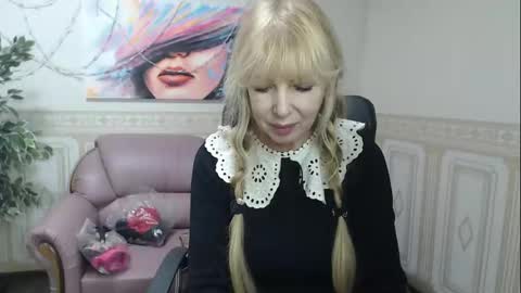 Snapshot of anna_ditrih chatting on 12.17.24 Anna Ditrih online show from 12.17.24