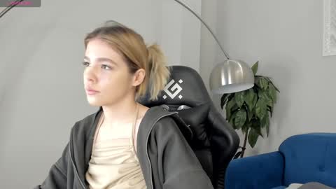 Snapshot of anna_robinson chatting on 01.06.25 Anna online show from 01.06.25