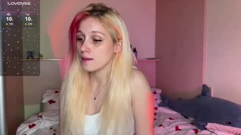 Snapshot of annabel_myr chatting on 09.21.25 Annabel online show from 09.21.25