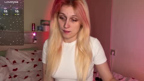 Snapshot of annabel_myr chatting on 09.24.25 Annabel online show from 09.24.25