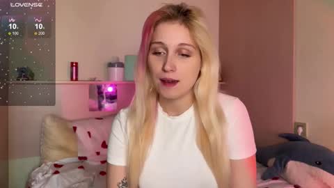 Snapshot of annabel_myr chatting on 10.08.25 Annabel online show from 10.08.25