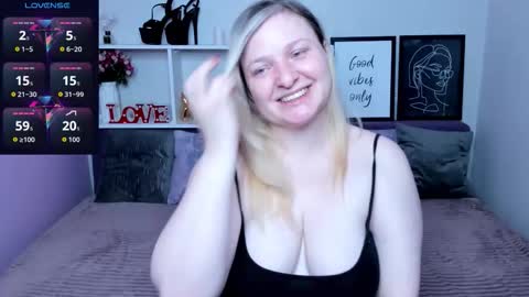 Snapshot of annacherri chatting on 10.13.25 AnnaCherri online show from 10.13.25