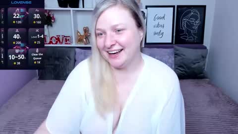 Snapshot of annacherri chatting on 10.14.25 AnnaCherri online show from 10.14.25