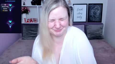 Snapshot of annacherri chatting on 10.21.25 AnnaCherri online show from 10.21.25