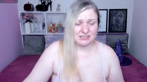 Snapshot of annacherri chatting on 10.29.25 AnnaCherri online show from 10.29.25