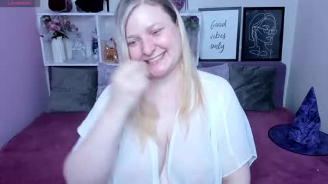 Snapshot of annacherri chatting on 10.31.25 AnnaCherri online show from 10.31.25