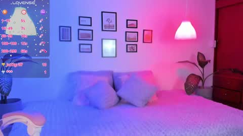 Snapshot of anne_bloom_ chatting on 12.12.24 Anne online show from 12.12.24