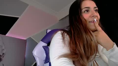 Snapshot of anne_lennon_ chatting on 01.04.25 Anne online show from 01.04.25