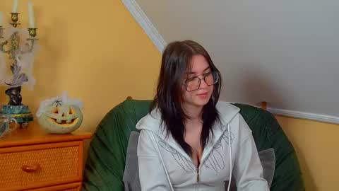 Snapshot of anneavery chatting on 10.31.25 Anne online show from 10.31.25