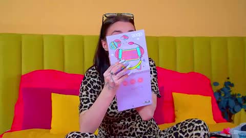 Snapshot of anneavery chatting on 11.19.25 Anne online show from 11.19.25