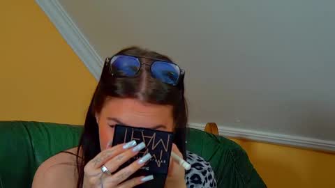 Snapshot of anneavery chatting on 11.21.25 Anne online show from 11.21.25