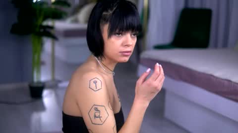 Snapshot of annefaris chatting on 12.19.25 Anne online show from 12.19.25