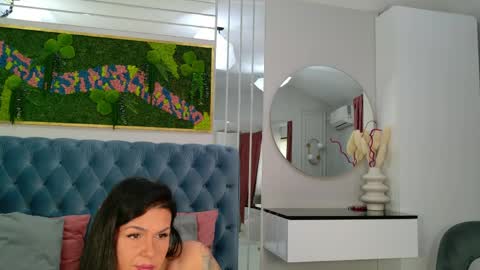 Snapshot of annerey chatting on 05.01.26 Anne Rey online show from 05.01.26