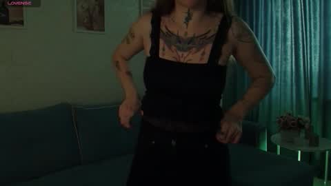 Snapshot of annetenet chatting on 12.14.25 Annet online show from 12.14.25