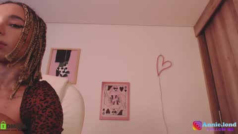 Snapshot of annie_es chatting on 12.20.24 Annie online show from 12.20.24