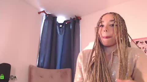 Snapshot of annie_es chatting on 03.05.25 Annie online show from 03.05.25