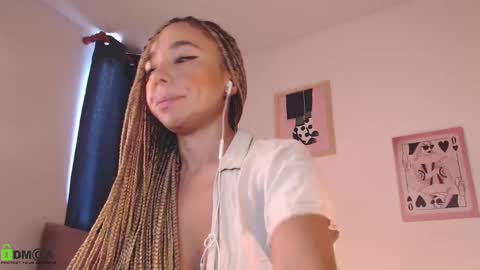 Snapshot of annie_es chatting on 03.12.25 Annie online show from 03.12.25