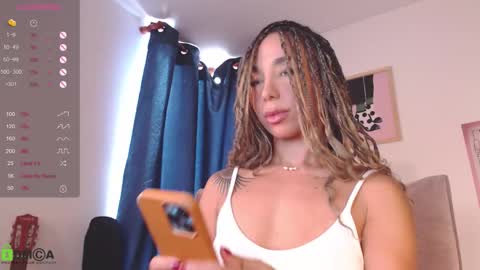 Snapshot of annie_es chatting on 10.21.25 Annie online show from 10.21.25