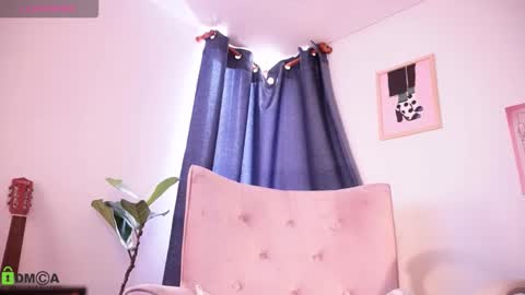 Snapshot of annie_es chatting on 10.28.25 Annie online show from 10.28.25