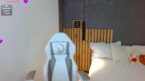 Annie Volker online show from 11.21.25