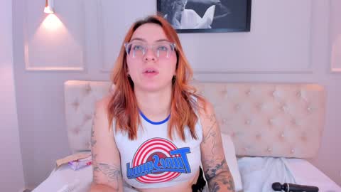 Snapshot of anniemartinezz chatting on 12.31.24 Annie online show from 12.31.24