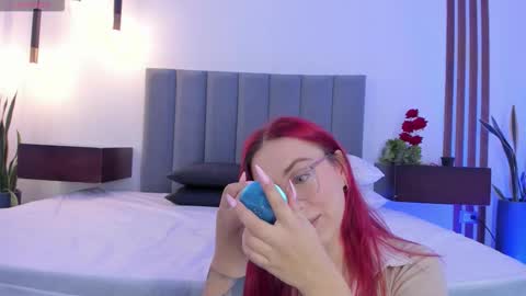 Snapshot of anniemartinezz chatting on 11.26.25 Annie online show from 11.26.25