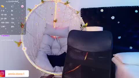 Snapshot of anniestone_ chatting on 09.12.25 ANNIE online show from 09.12.25