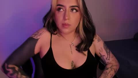 Snapshot of annikamerliahh_ chatting on 11.21.25 Annika online show from 11.21.25