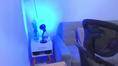 Snapshot of anny_louis chatting on 11.18.25 ANNY LOUIS online show from 11.18.25