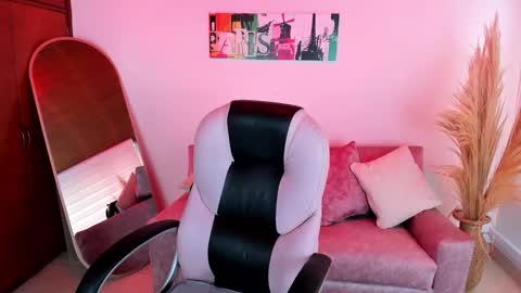 Snapshot of antonela_vargas chatting on 11.21.25 Anto online show from 11.21.25