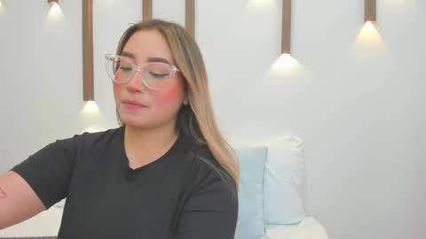 A N T O N E L L A  online show from 02.21.25