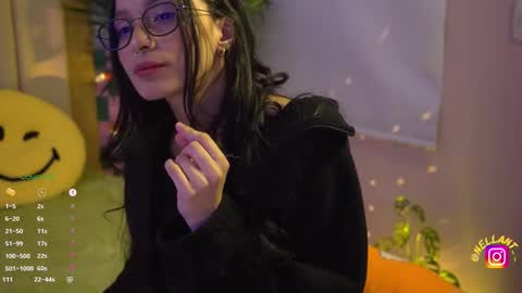 Snapshot of antonella_maitt chatting on 11.06.25 Nell. online show from 11.06.25