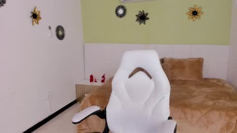 Snapshot of anyy_honey chatting on 11.18.25 Anyy Honey online show from 11.18.25