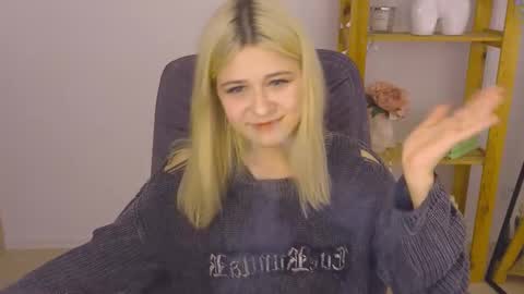 Snapshot of apheliastar chatting on 10.24.25 ApheliaStar online show from 10.24.25