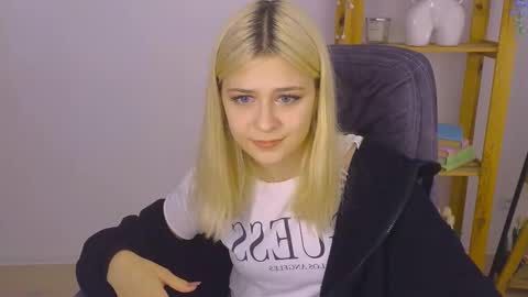 Snapshot of apheliastar chatting on 10.25.25 ApheliaStar online show from 10.25.25