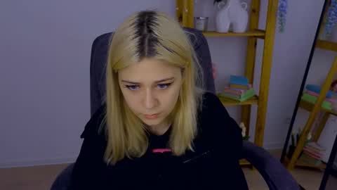 Snapshot of apheliastar chatting on 10.26.25 ApheliaStar online show from 10.26.25