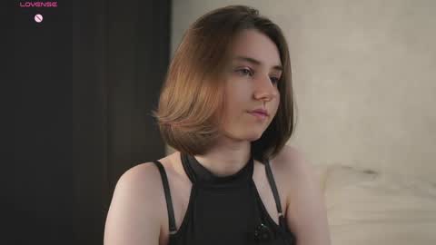 Snapshot of approche_toi_petite chatting on 05.19.26 Meghan online show from 05.19.26
