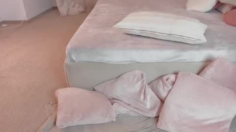 Snapshot of aprilhadid chatting on 11.19.25 Laura online show from 11.19.25