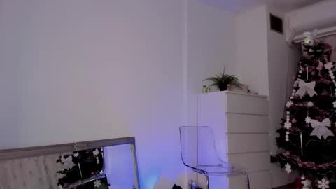 Snapshot of aprilhadid chatting on 11.27.25 Laura online show from 11.27.25