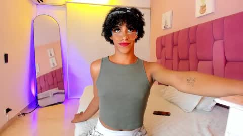 Snapshot of aprill_fox chatting on 10.07.25 aprill_fox online show from 10.07.25