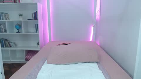 Snapshot of ari_rossee_ chatting on 02.20.25 online show from 02.20.25