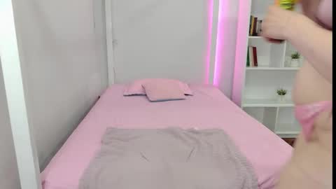 Snapshot of ari_rossee_ chatting on 10.15.25 online show from 10.15.25