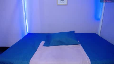 Snapshot of ari_rossee_ chatting on 10.28.25 online show from 10.28.25