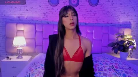 Snapshot of ari_sunshine chatting on 12.14.24 Ari online show from 12.14.24