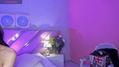 Snapshot of ari_sunshine chatting on 12.30.24 Ari online show from 12.30.24