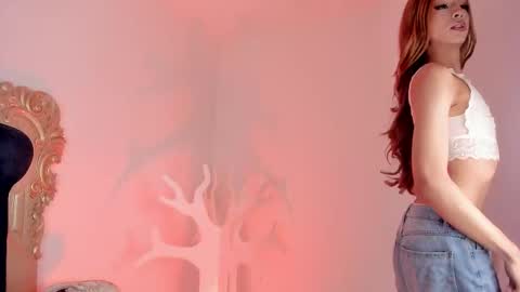 Snapshot of ari_sunshine chatting on 11.29.25 Ari online show from 11.29.25