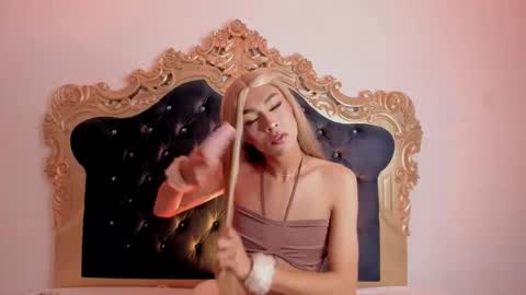 Snapshot of ari_sunshine chatting on 12.03.25 Ari online show from 12.03.25