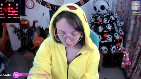 Snapshot of aria_alaia chatting on 10.08.25 Linda online show from 10.08.25